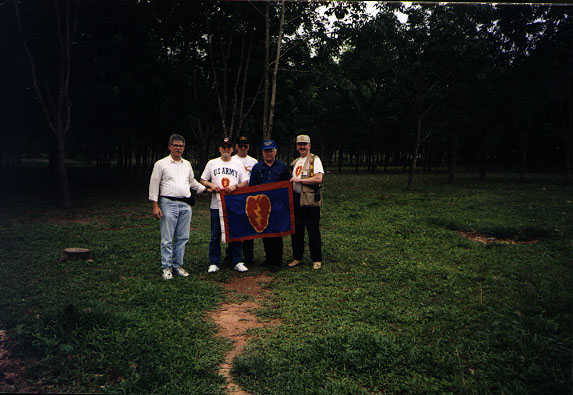 Veteranos en la base de Cu Chi en 1997