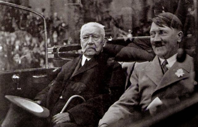 El Canciller Adolf Hitler y el Presidente Paul Von Hinderburg