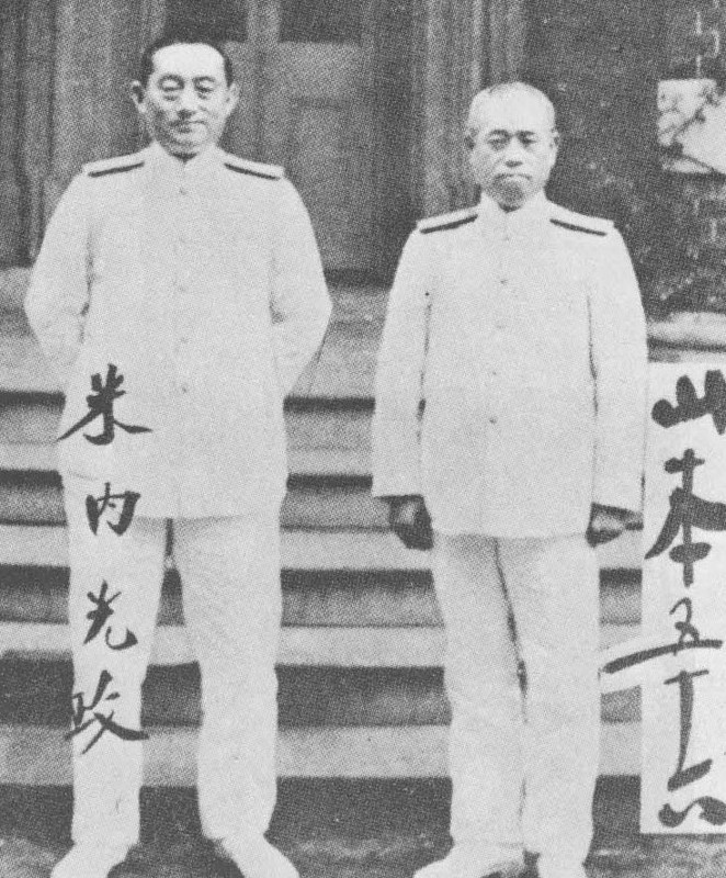 El Ministro de Marina de Japón Almirante Mitsumasa Yonai y el Vice Ministro Almirante Isoroku Yamamoto, a fines de la década de 1930