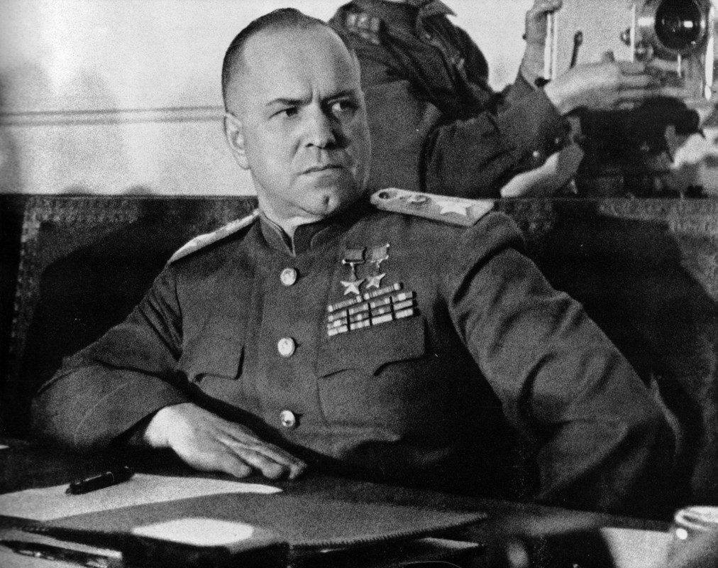 Mariscal Zhukov durante la firma del Acta de capitulación en Berlín. 1945