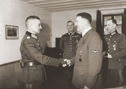 Hitler felicita a Walter Model por su ascenso a coronel general y la concesión de las Hojas de Roble, marzo de 1942