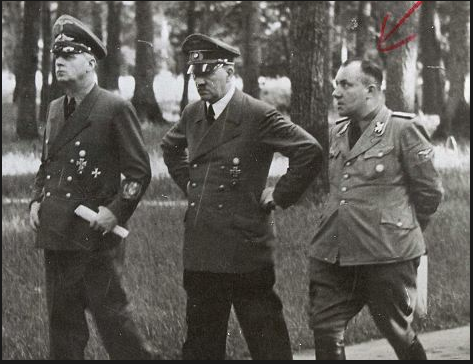 Martin Bormann junto a Hitler y Joachim von Ribbentrop