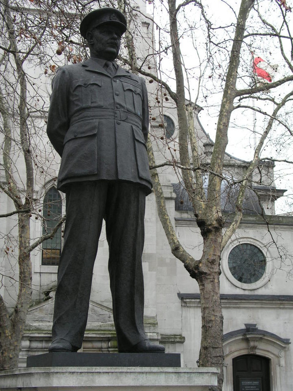 Estatua de Arthur Harris a la entrada de la Iglesia de la RAF en St. Clement Danes