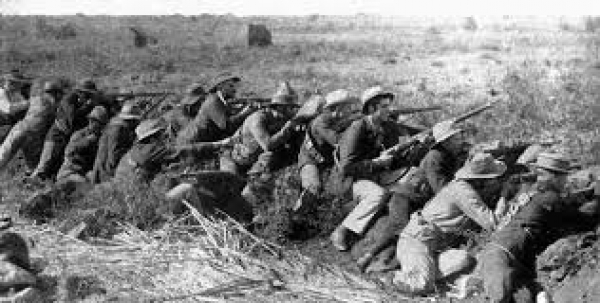 Tiradores Boers en una trinchera, especialistas en el tiro de precisión, causaron muchos problemas al Imperio Británico