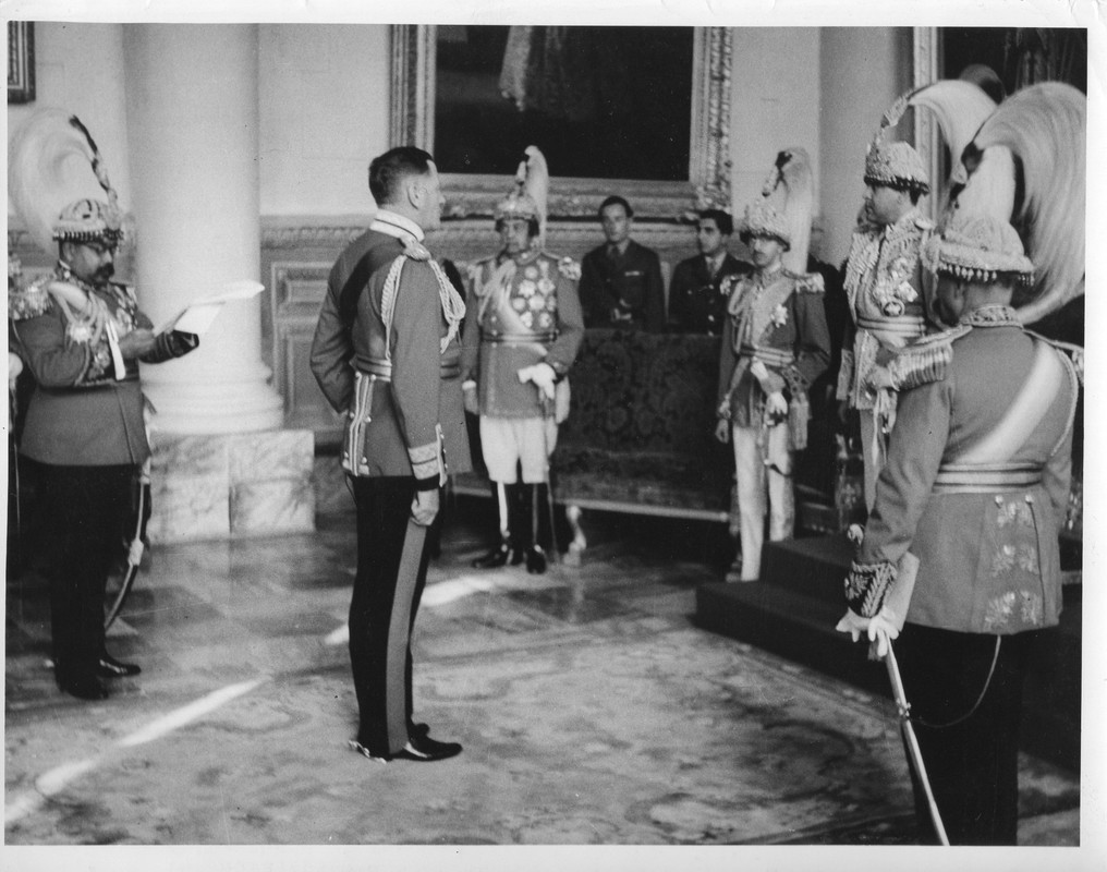 Auchinleck recibiendo la Estrella de Nepal en octubre de 1945 por el rey de Nepal, Tribhubana Bir Vikram Sah