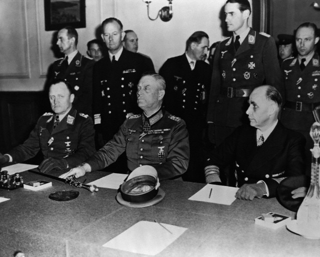 Hans-Jürgen Stumpff, Wilhelm Keitel y Hans Georg von Friedeburg, de izquierda a derecha, en la firma de la rendición incondicional de la Wehrmacht en Karl Horst el 9 de Mayo de 1945