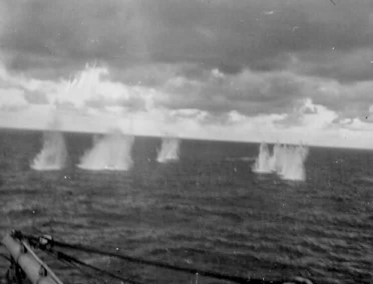 Metralla del HMS Achilles alrededor del Graf Spee