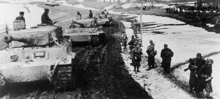 Columna de tanques Tiger e infantería alemana inician la ofensiva en el Lago Balatón