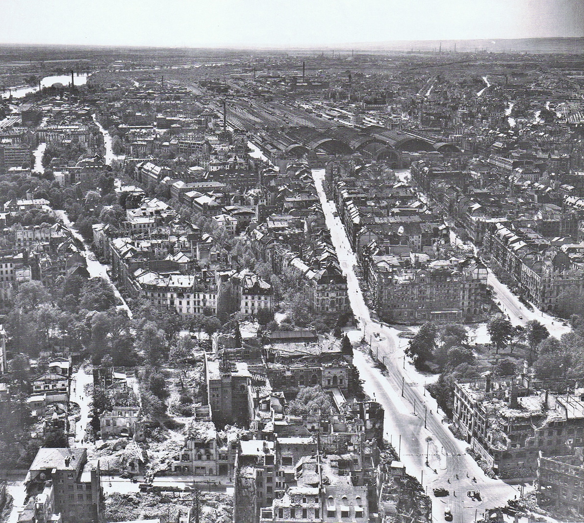 Vista de Frankfurt el 11 de mayo de 1945 desde el este y su estación principal de trenes
