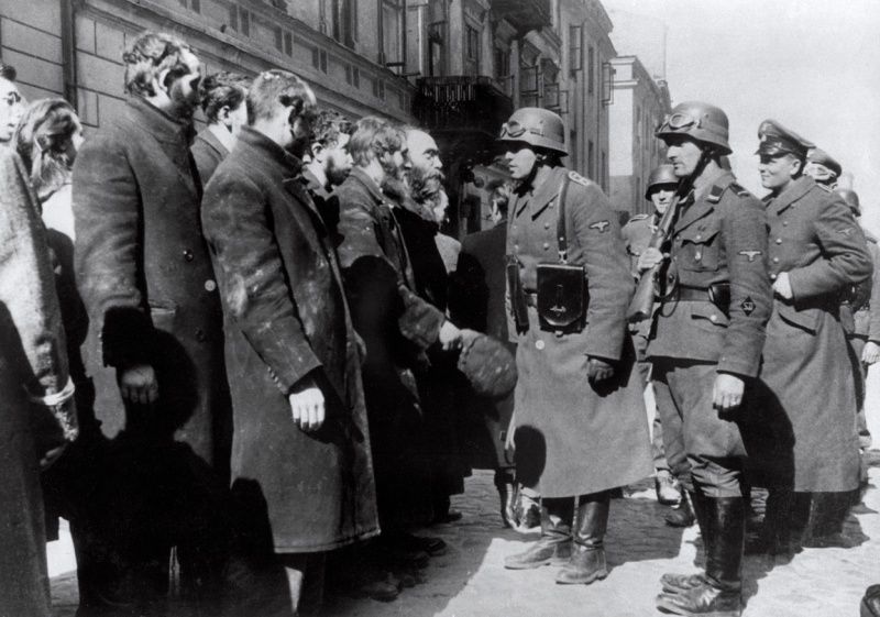 Soldados Alemanes interrogando a Judíos