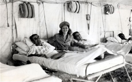 Vera Lynn en la foto con soldados británicos en Birmania durante la Segunda Guerra Mundial