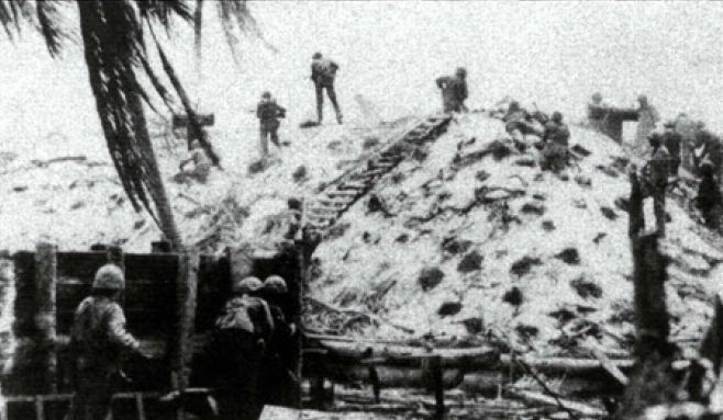 Marines asaltando un búnker japonés en Red Beach 3, Tarawa