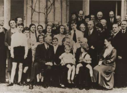 La familia Bonhoeffer, marzo de 1943, cinco días antes de la detención de Dietrich. Dietrich está en el extremo izquierdo. Rüdiger Schleicher, Klaus Bonhoeffer, y Friedrich Perels, también en la imagen, fueron ejecutados en 1945 La familia Bonhoeffer, marzo de 1943, cinco días antes de la detención de Dietrich. Dietrich está en el extremo izquierdo. Rüdiger Schleicher, Klaus Bonhoeffer, y Friedrich Perels, también en la imagen, fueron ejecutados en 1945
