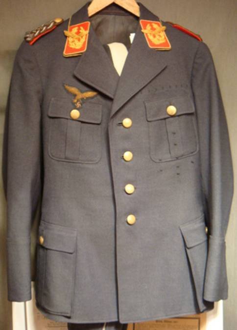 Guerrera de Capitán General de Artillería de la Luftwaffe Günther Rüdel. Los colores de artillería de las hombreras y parches de cuello son en rojo