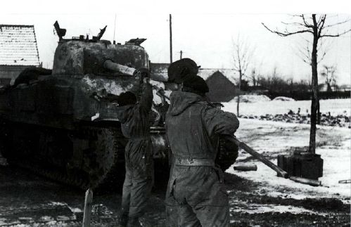 Enero 1945. Tripulación de un Firefly limpiando el cañón del mismo