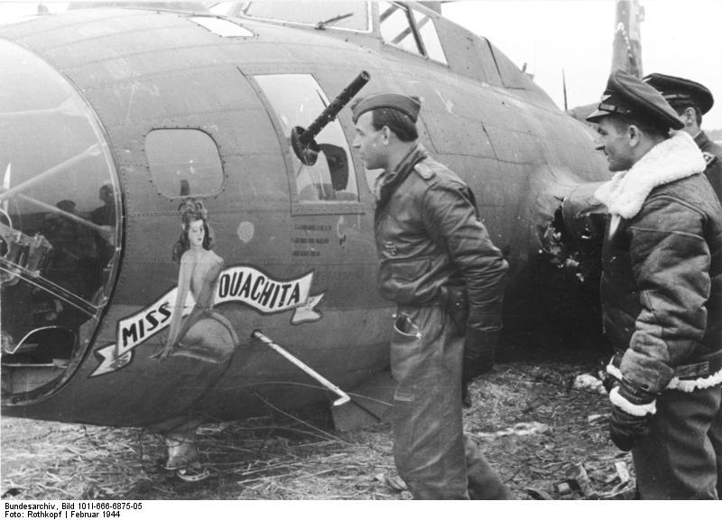 Heinrich Bär el 21 de febrero 1944 inspeccionando su victoria aérea Nº184 Miss Ouachita un Boeing B-17F del 91º Grupo Bombarderos. Bär usa la Chaqueta de Vuelo Americana