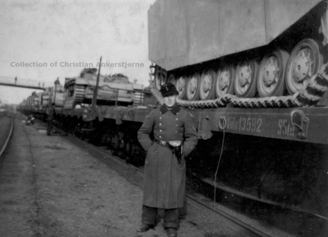 Un Pz Kpfw IV Ausf. G o H, un Pz Kpfw III y un Pz Kpfw III Ausf. N en la estación de Viborg, Dinamarca