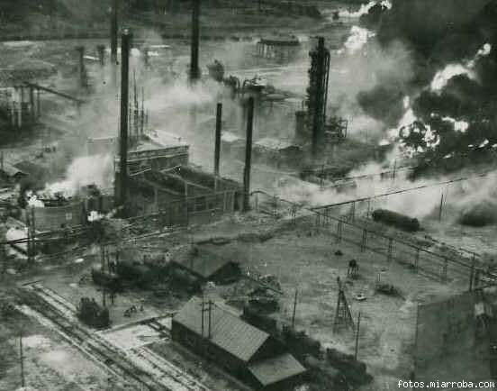 Depósitos petrolíferos en llamas en Ploesti tras una incursión de bombardeo de la USAAF