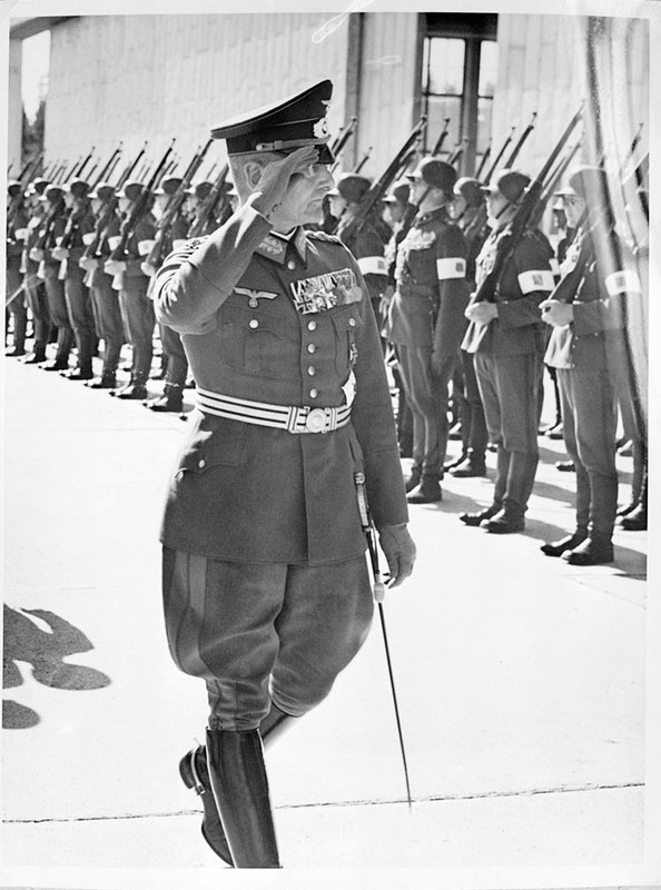 Franz Halder durante la inspección de la Guardia Blanca de Finlandia el 30 de Junio de 1939