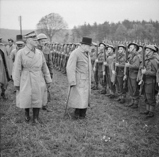 El General Sikorski y Churchill inspeccionan las tropas polacas en Escocia