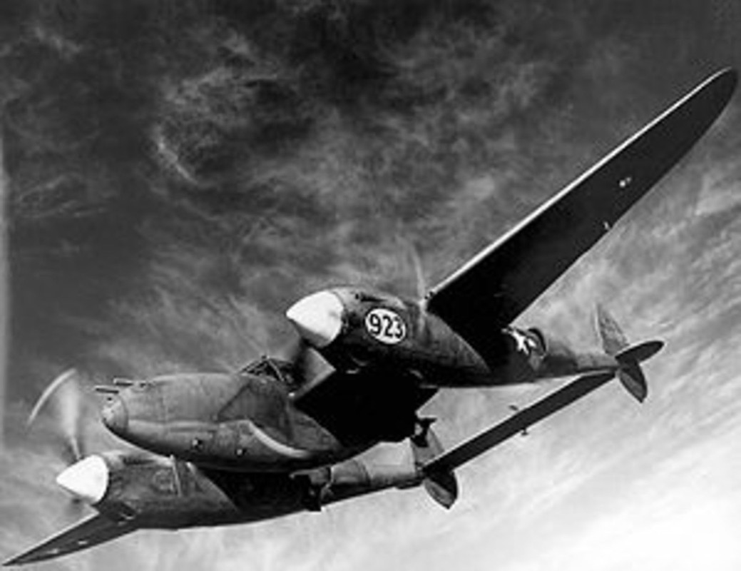 P-38 portando dos bombas de 1.000 kg en marzo de 1944