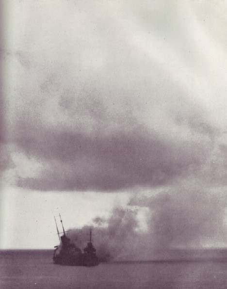 El USS Patterson DD-392 prestando apoyo al dañado Crucero Canberra