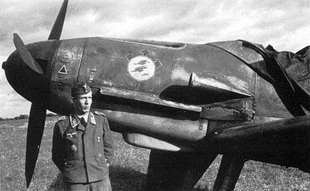 Piloto de la Escuadrilla Azul posando con su Me-109