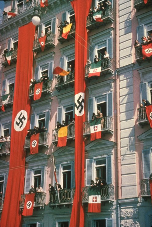Banderas nazis e italianas adornando los balcones durante la visita de Estado de Adolf Hitler a Italia en 1938