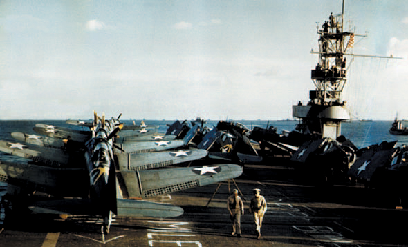 Bombarderos Dauntless y cazas Wildcat en la cubierta del portaaviones USS Sangamon