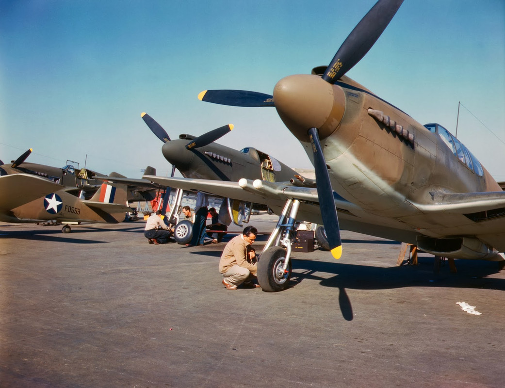 Octubre 1942. P-51 Mustang siendo preparados para un vuelo de prueba en la planta Inglewood, California