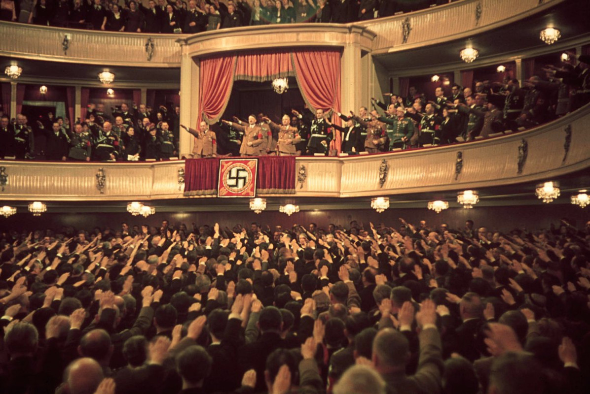 Adolf Hitler y Joseph Goebbels en el teatro de Charlottenburg, Berlín, 1939