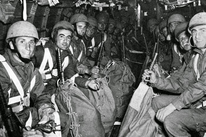 Paracaidistas de la 185 División Folgore vuelan hacia Libia