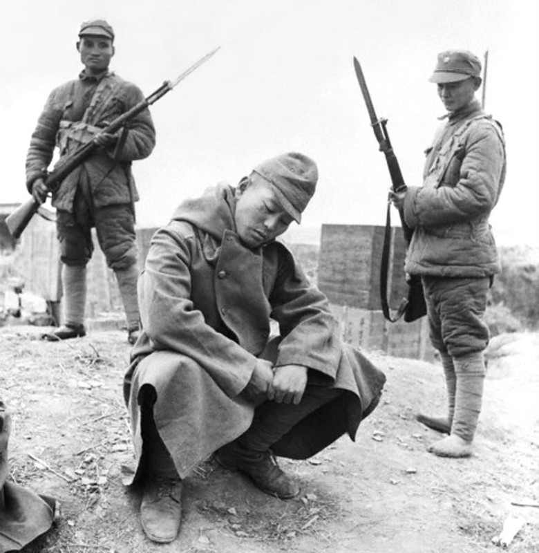 Un prisionero de guerra japonesa se agacha ante sus captores chinos después de la Batalla de Changde