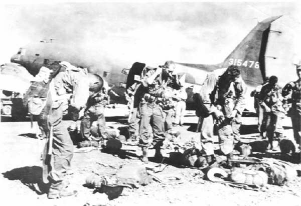 Paracaidistas de la 11ª preparar para realizar la incursión en el campamento de internamiento de Los Baños, 22 de febrero de 1945