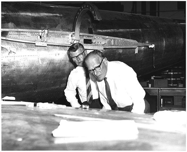 Willy Messerschmitt, derecha, mira de cerca el ala de un avión durante su construcción