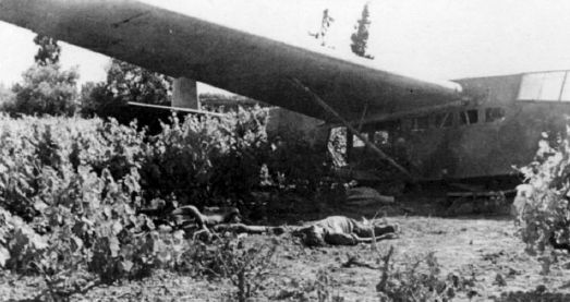 Un planeador DFS 230 estrellado en Creta. Obsérvense dos de sus ocupantes muertos en el suelo
