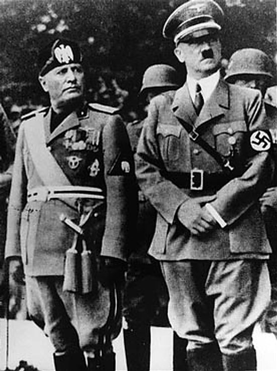 Mussolini con el dictador alemán Adolf Hitler, reuniendo sus tropas en Yugoslavia durante la Segunda Guerra Mundial