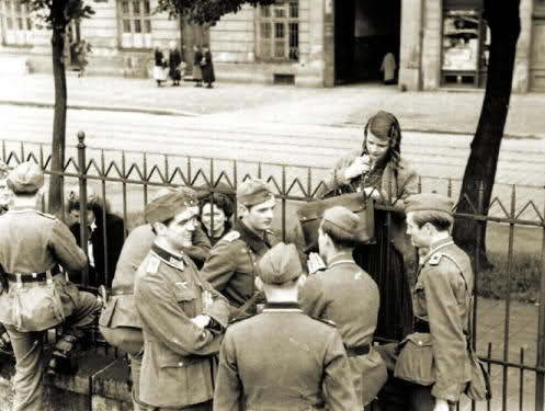 Hubert Furtwängler, Hans Scholl, Willi Graf, Sophie Scholl y Alexander Schmorell antes de salir para el servicio en el frente ruso, 1942