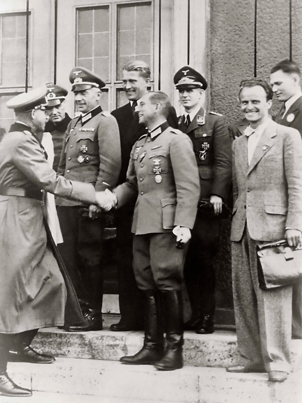 El General Erich Fellgiebel saludando a Walter Dornberger, General Janssen, Rudolph Hermarn, Wernher von Braun, Capitán Stoelzel y el Dr. Gerhard Reisig. Peenemünde, 3 octubre de 1942