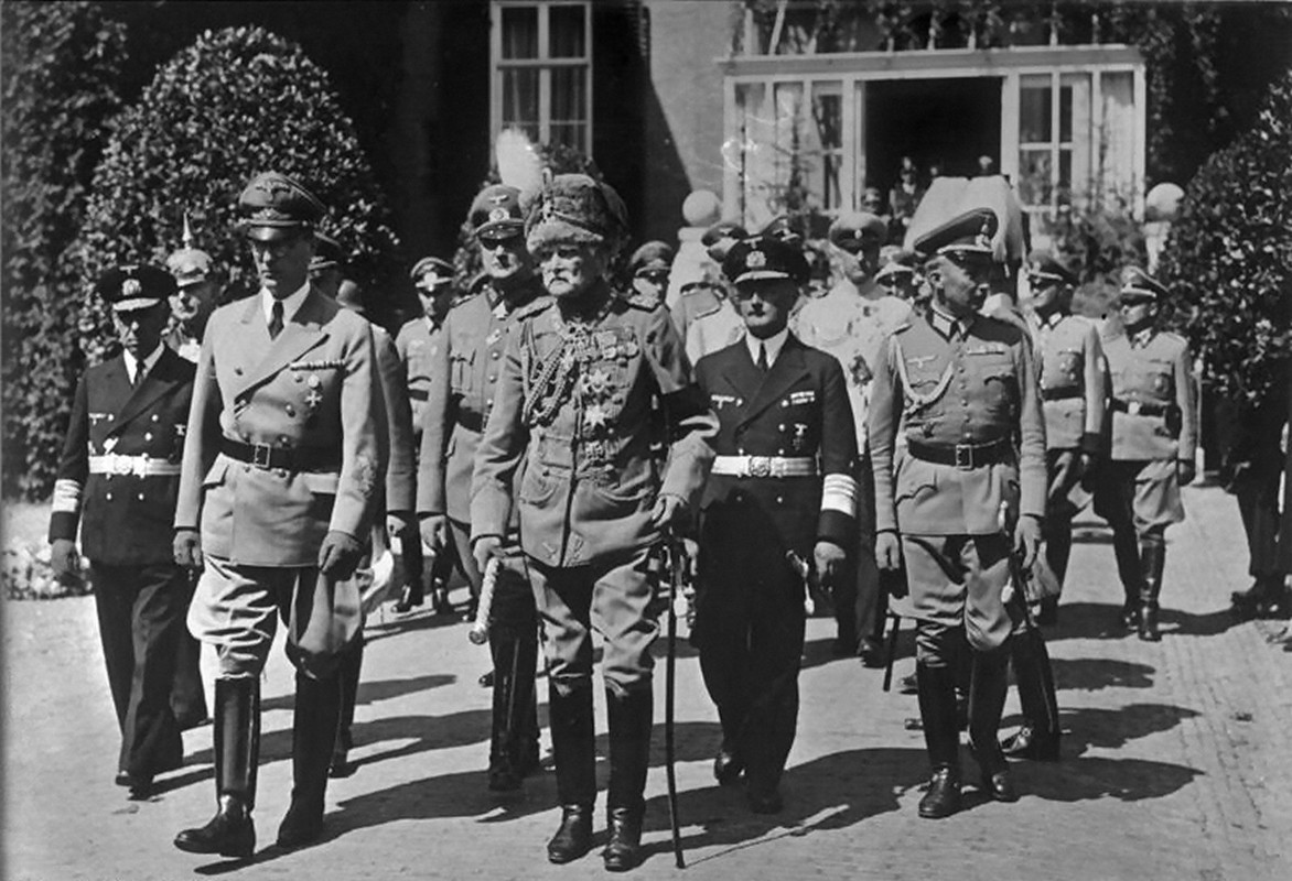 El Reichskommissar de los Países Bajos, el segundo, por la izquierda, durante el entierro de Guillermo II. Junio de 1941