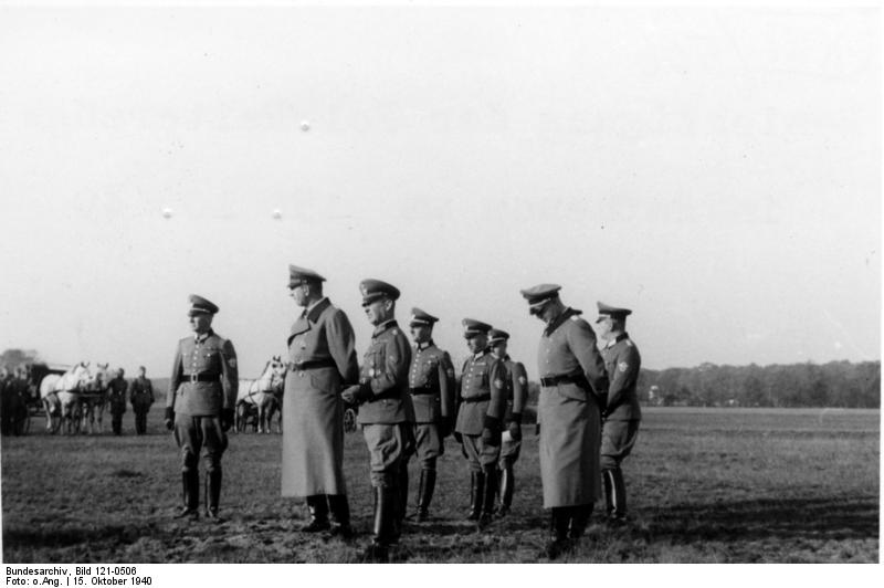 Kurt Daluege, jefe de Ordnungspolizei, 2º desde la izq., con Adolf von Bomhard, Orpo Generalleutnant, 3º desde la izq., en la academia de policía en Rathenow, Havelland, otoño de 1940