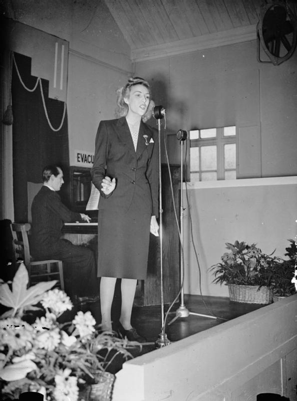 Vera Lynn cantando en una fábrica de municiones en 1941