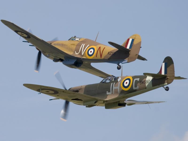 Los grandes cazas ingleses. Supermarine Spitfire vuela junto a Hawker Hurricane