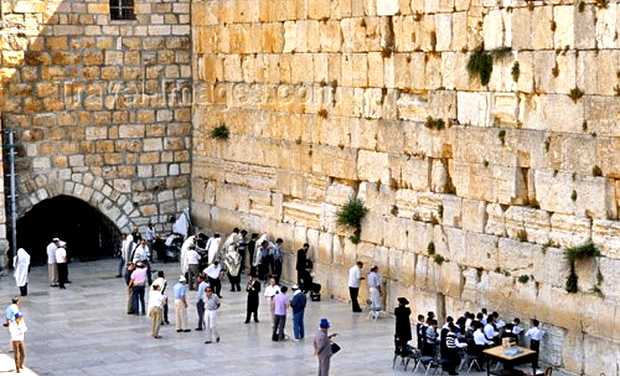 El muro de los lamentos, lugar sagrado de oración de los judíos, parte del antiguo templo de Salomón y única parte en pie hoy en día