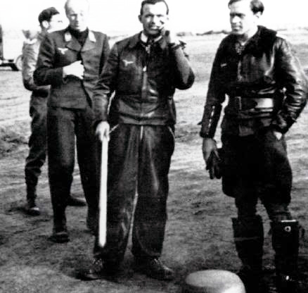 Heinz Bar en el centro, mayor Erich Hohagen a la izquierda, mano en la chaqueta y el capitán Walter Krupinski