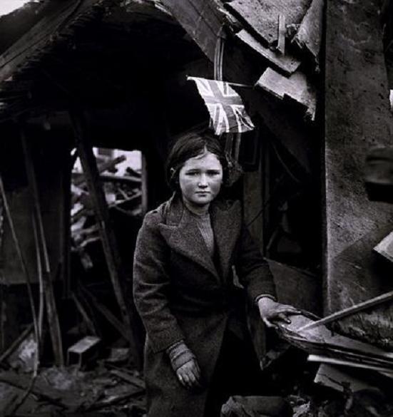 Una niña entre las ruinas en Battersea, enero de 1945. Corresponde con el bombardeo de Londres el 27 de enero de 1945 con 17 muertos