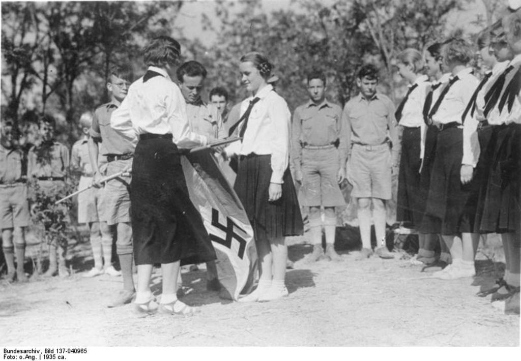 Miembros de las Juventudes Hitlerianas y la Liga de Jóvenes Alemanas en Tianjin, China, alrededor de 1935