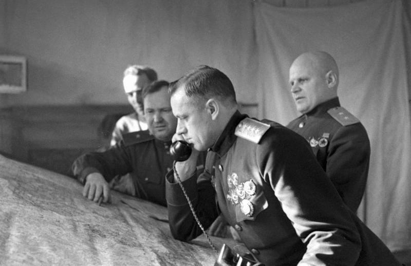 Konstantin Rokossovsky en primer plano dando órdenes en el cuartel general, 1943