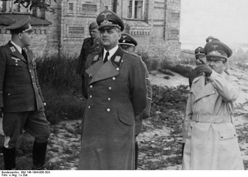 Erich Koch, derecha, y Alfred Rosenberg, centro, en Kiev, en el Reichskommissariat Ukraine