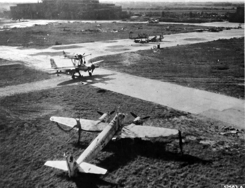Un Junkers Ju 88 y un muérdago, fotografiados en el aeródromo de Bernburg